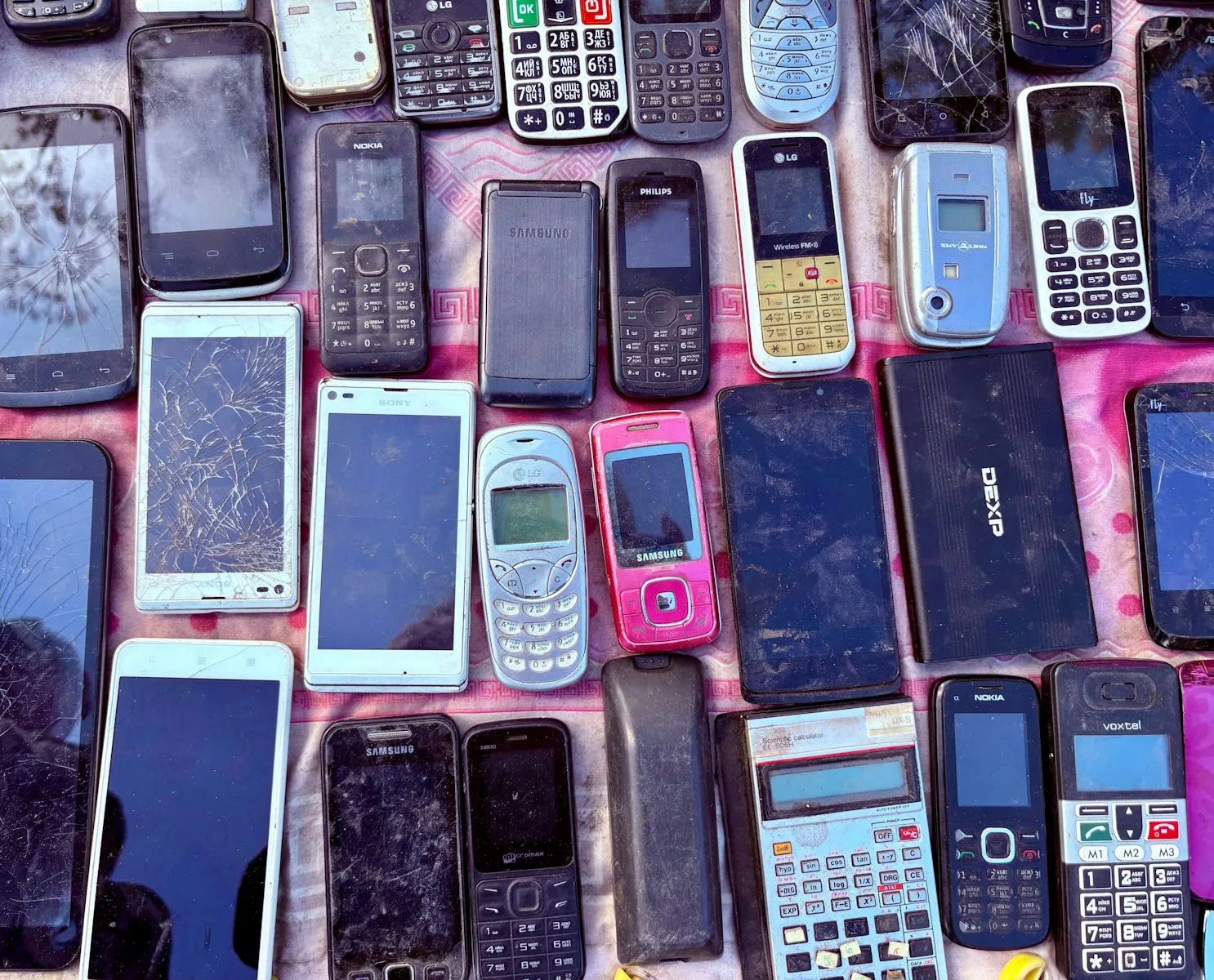 Rüyada Kırık Telefon Ekranı Ne Anlama Gelir? | Acil İletişim Onarımı ve Derin Psikolojik Mesaj 1 A collection of various old mobile phones and devices.